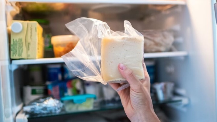 نگهداری پنیر در جای مناسب یخچال برای جلوگیری از کپک زدن نگهداری پنیر در جای مناسب یخچال برای جلوگیری از کپک زدن