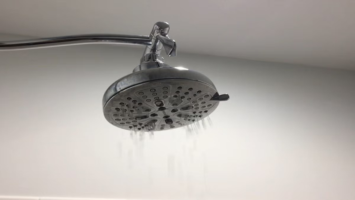 شیوه‌های خانگی برای افزایش فشار آب دوش و رفع رسوب از شیرهای آب؛ روش‌های خانگی برای افزایش فشار آب دوش