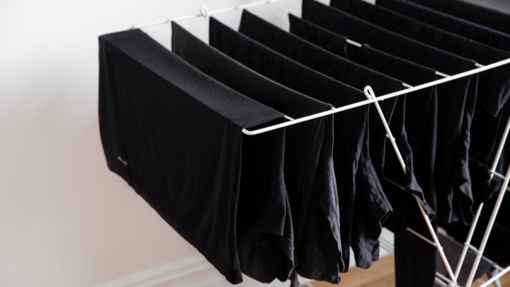 نحوه شستشوی لباس‌های مشکی بدون تغییر رنگ