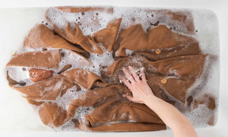 نکات شستشوی لباسهای فوتر و شکت؛ دوام و تمیزی بیشتر