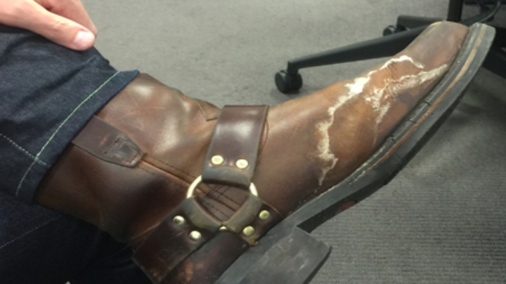 خشک شدن کفش‌ها؛ چطور کفش‌های خیس‌شده در باران را خشک و ترمیم کنیم؟