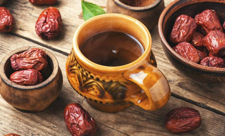 دمنوش عناب و سیب؛ ترکیب گرم و مقوی مخصوص عصرهای پاییز