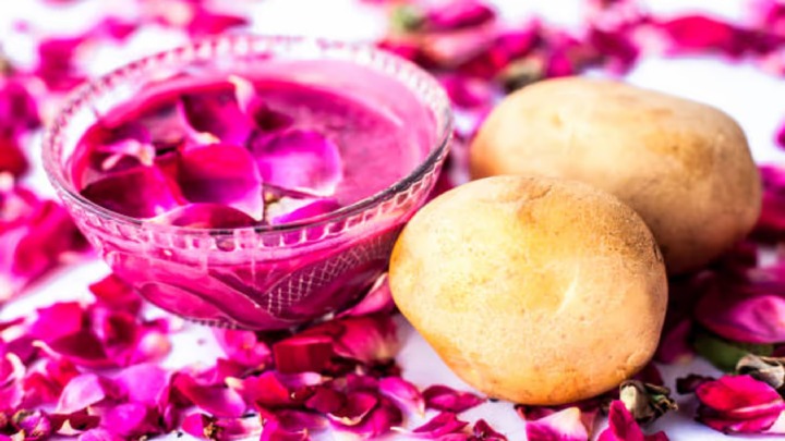 ماسک سیب‌زمینی و گلاب؛ ترکیب ساده اما مؤثر