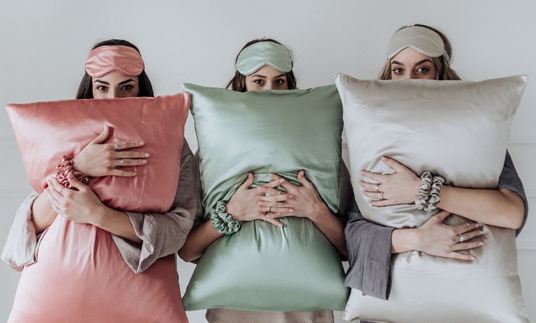 29 مدل روبالشتی ساتن شیک که دکور اتاقت را خاص میکند