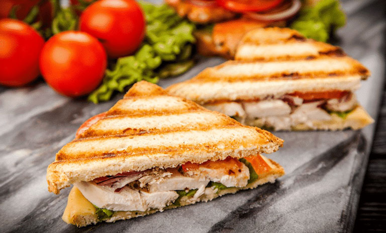 طرز تهیه اسنک مرغ در ساندویچ ساز و ماهیتابه؛ ساده و خوشمزه