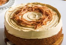 طرز تهیه کیک نسکافه کافی شاپی؛ با روکش سس کاراملی پنیری