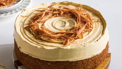 طرز تهیه کیک نسکافه کافی شاپی؛ با روکش سس کاراملی پنیری