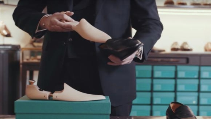 خشک کردن کفش‌ها پس از باران؛ چطور کفش‌های خیس‌شده در باران را خشک و ترمیم کنیم؟