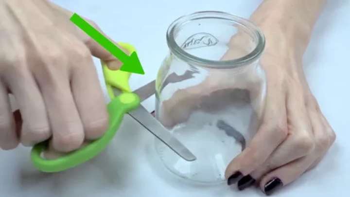 تیغه‌های قیچی را دور شیشه مربا فشار دهید؛ چطور قیچی را تیز کنیم؟ 