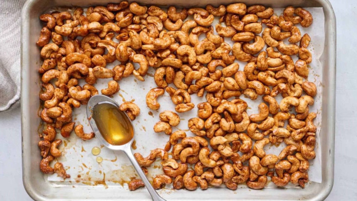 مزه‌دار کردن بادام هندی با عسل و دارچین