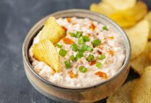 دیپ پیازچه خانگی؛ ترکیبی ساده و خوشمزه برای دورچین و پیش‌غذا