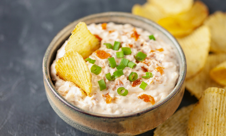 دیپ پیازچه خانگی؛ ترکیبی ساده و خوشمزه برای دورچین و پیشغذا