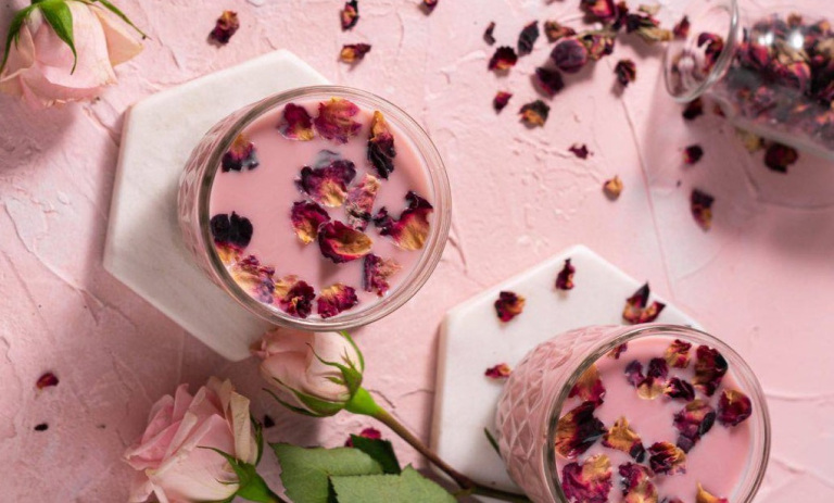 نوشیدنی گرم صورتی با شیر؛ خوشمزه و مناسب روزهای سرد