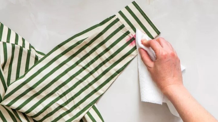 مرحله دوم پاک کردن لکه لبو از لباس؛ ضربه زدن با دستمال مرحله دوم پاک کردن لکه لبو از لباس؛ ضربه زدن با دستمال