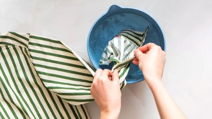 مرحله سوم پاک کردن لکه لبو از لباس؛ شستن با آب سرد مرحله سوم پاک کردن لکه لبو از لباس؛ شستن با آب سرد