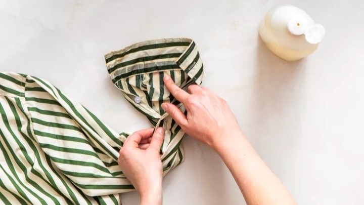 مرحله چهارم پاک کردن لکه لبو از لباس؛ پیشدرمان لکه مرحله چهارم پاک کردن لکه لبو از لباس؛ پیشدرمان لکه