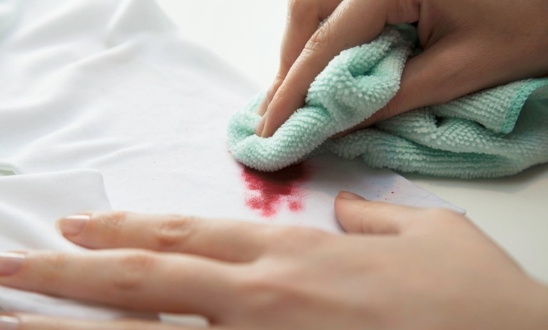 روش از بین بردن لکههای سمج لبو از لباس