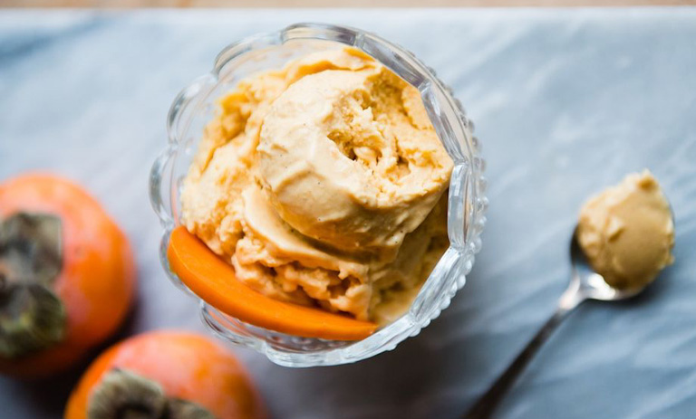 بستنی ایتالیایی با خرمالو و موز؛ ساده و سالم