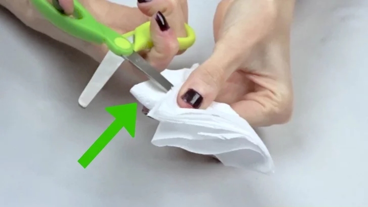 تیغه‌های قیچی را پاک می‌کنم؛ چطور قیچی را تیز کنیم؟ 