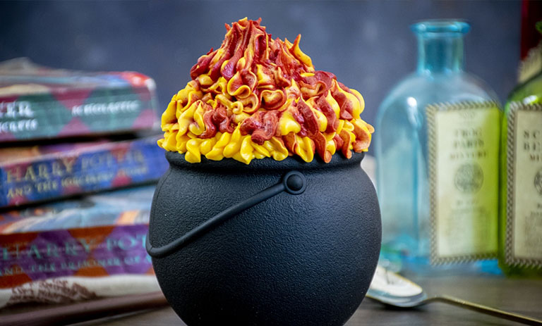 کیک دیگچهای ترولی هاگوارتز؛ دسر جادویی دنیای هری پاتر