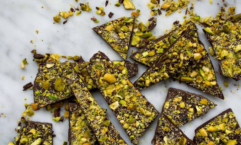 طرز تهیه کرانچی ترد پستهای؛ تنقلات مناسب بچه مدرسهای ها