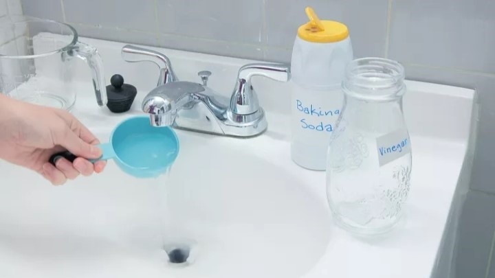 مرحله چهارم ساخت لوله باز کن خانگی؛ اضافه کردن سرکه مرحله چهارم ساخت لوله باز کن خانگی؛ اضافه کردن سرکه