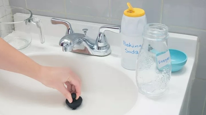 مرحله پنجم ساخت لوله باز کن خانگی؛ پوشاندن دهانه فاضلاب مرحله پنجم ساخت لوله باز کن خانگی؛ پوشاندن دهانه فاضلاب