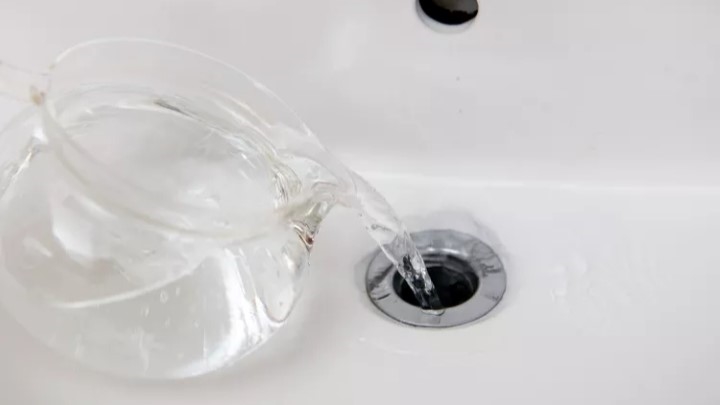 مرحله ششم ساخت لوله باز کن خانگی؛ شستشو با آب جوش مرحله ششم ساخت لوله باز کن خانگی؛ شستشو با آب جوش