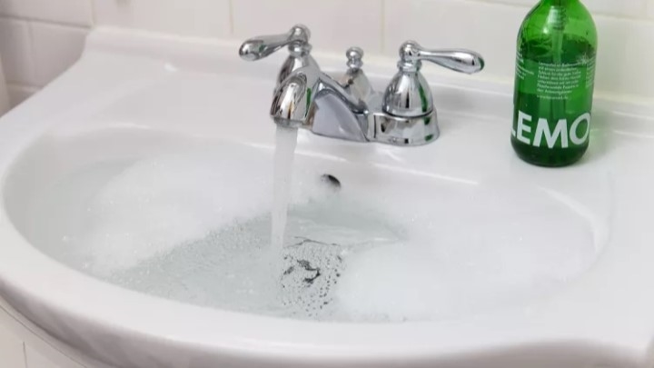 مرحله هفتم ساخت لوله باز کن خانگی؛ باز کردن کامل مسیر با آب جوش مرحله هفتم ساخت لوله باز کن خانگی؛ باز کردن کامل مسیر با آب جوش