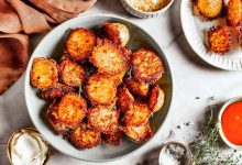 طرز تهیه سیب‌زمینی پارمسان کریسپی+ سس مخصوص