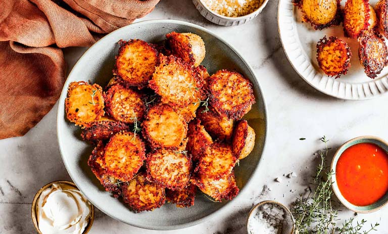 طرز تهیه سیبزمینی پارمسان کریسپی+ سس مخصوص