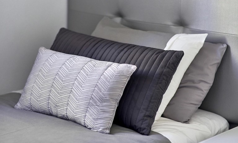 راهنمای انتخاب پارچه مناسب روبالشتی؛ راز خوابی راحت و آرام