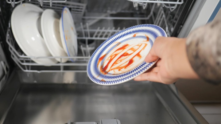 آبکشی ظروف پیش از چیدن؛ برای پیشگیری از کپک زدن ماشین ظرفشویی آبکشی ظروف پیش از چیدن؛ برای پیشگیری از کپک زدن ماشین ظرفشویی