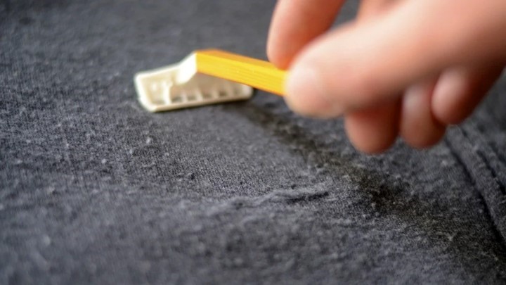 حذف پرز پالتو یا کت فوتر با استفاده از تیغ یک‌بار مصرف