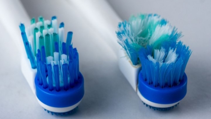 چطور بفهمیم مسواک باید تعویض شود؟ چطور بفهمیم مسواک باید تعویض شود؟