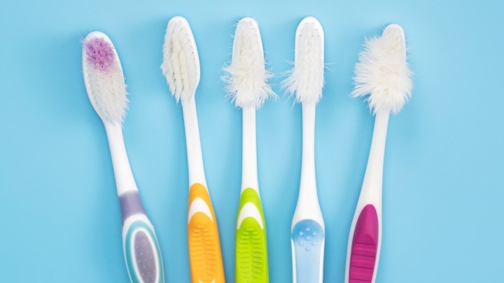مسواکها معمولاً چقدر عمر میکنند؟ مسواکها معمولاً چقدر عمر میکنند؟