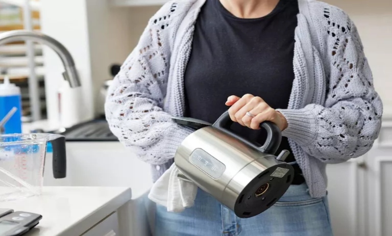 علت‌های بوی بد چای ساز و ترفندهای رفع آن؛ Causes of bad odor from electric tea makers and tips for fixing them