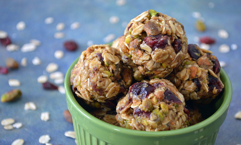 طرز تهیه توپک پسته کرنبری؛ دسر شب یلدا بدون فر