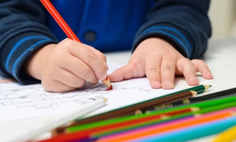 نقاشی روز پدر برای کودکان مناسل رنگ‌آمیزی و کاردستی