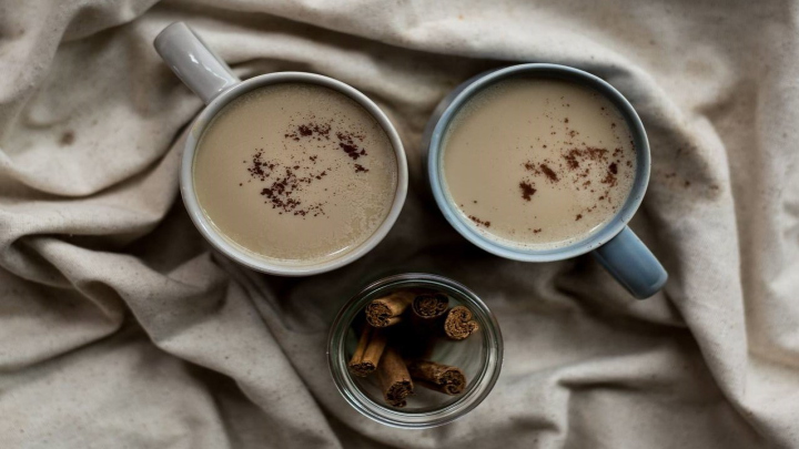 طرز تهیه نوشیدنی گرم پاییزی با خرما و قهوه طرز تهیه نوشیدنی گرم پاییزی با خرما و قهوه