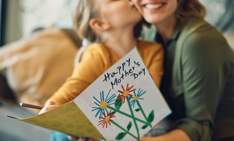 جدیدترین متنهای تبریک روز مادر 1404؛ رسمی، صمیمی، کوتاه و احساسی