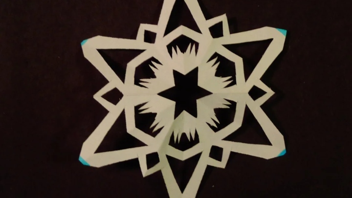 ساخت دانه‌ی برفی با کاغذ به روشی راحت