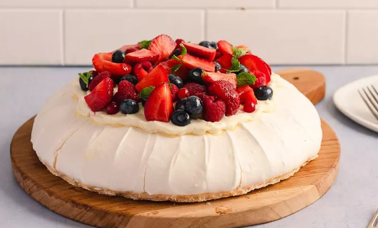 طرز تهیه دسر پاولووا؛ دسر کریسمس خوشمزه و راحت استرالیایی