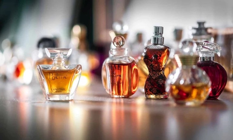 راهنمای خرید عطر؛ چگونه میزان پخش بو و ماندگاری عطرها را تشخیص دهیم