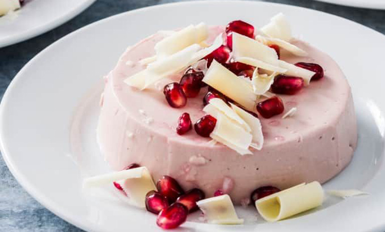 طرز تهیه کرم انار مخملی؛ دسر شب یلدا با بافت رستورانی