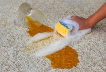 روش حرفه‌ای پاک کردن لکه آب پرتقال بدون سفیدک زدن فرش