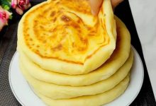 طرز تهیه نان پنیر شکم‌پر تابه‌ای؛ صبحانه سریع و مجلسی بدون فر