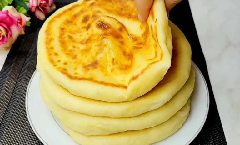 طرز تهیه نان پنیر شکمپر تابهای؛ صبحانه سریع و مجلسی بدون فر