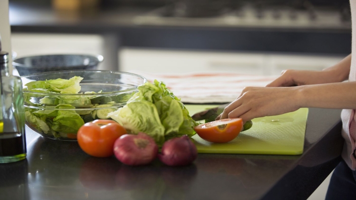 تختههای برش؛ ۶ نقطه کثیفتر از توالت که هر روز در آشپزخانه لمس میکنید تختههای برش؛ ۶ نقطه کثیفتر از توالت که هر روز در آشپزخانه لمس میکنید