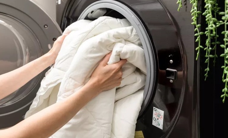 روش صحیح شستن انواع پتو در خانه بدون آسیب